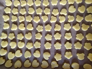 21、宝宝无盐黄油饼干,这个面团做好型后，正好铺满一个烤盘。