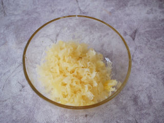 4、紫薯银耳粥,银耳洗净去蒂撕成小朵