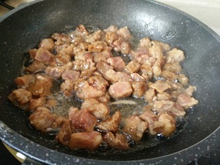 7、豌豆牛肉粒,炒到牛肉丁变小变得没有水分（尽量多炒一会儿）