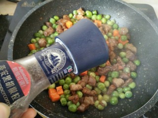 11、豌豆牛肉粒,撒少许黑胡椒粉即可