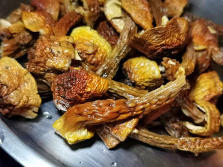 11、松茸鸡汤,泡好的姬松茸，沥干