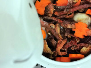 21、松茸鸡汤,加水浸过食材