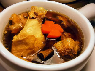 25、松茸鸡汤,装成小碗的成品图