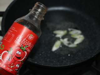 4、酸辣暖胃汤,放入番茄酱翻炒一下。