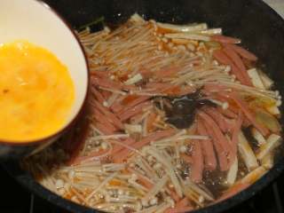 7、酸辣暖胃汤,水开后淋入打散的鸡蛋液。