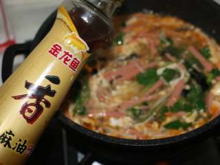 10、酸辣暖胃汤,出锅淋入香油即可。