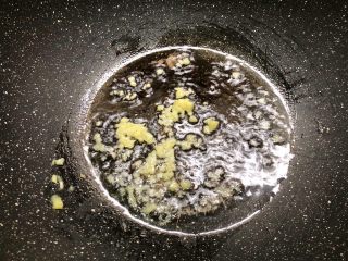 4、青菜豆腐汤,热锅放入少许烧热，把姜末放入炒出香味。