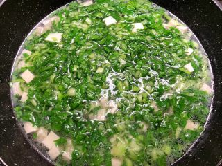 5、青菜豆腐汤,再加入青菜末煮30秒。