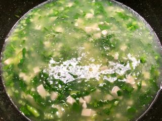 7、青菜豆腐汤,加入适量鸡精调味，搅拌均匀即可出锅。