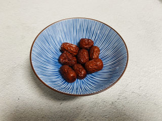 2、苹果银耳红枣汤,红枣清洗干净备用