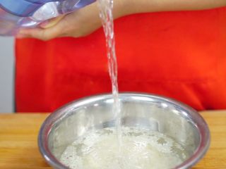 3、必吃的广东小吃——广州肠粉,加200ml水浸泡过夜