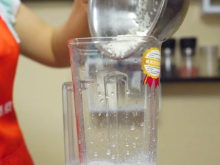 4、必吃的广东小吃——广州肠粉,泡好的大米和水一起放入料理机