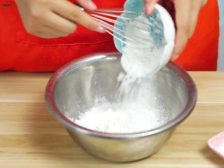 8、必吃的广东小吃——广州肠粉,倒入澄粉