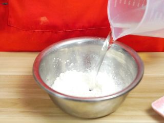 9、必吃的广东小吃——广州肠粉,加入100ml水