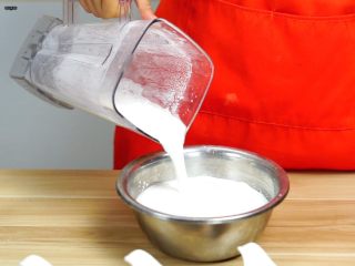 11、必吃的广东小吃——广州肠粉,把打好的米浆倒入粉浆