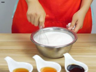 12、必吃的广东小吃——广州肠粉,搅拌均匀，使其充分融合