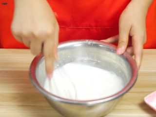 10、必吃的广东小吃——广州肠粉,调匀粉浆