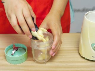 13、必吃的广东小吃——广州肠粉,大蒜倒入搅拌机