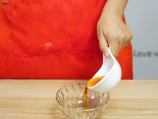 15、必吃的广东小吃——广州肠粉,取干净的碗，倒入料酒