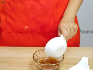 16、必吃的广东小吃——广州肠粉,倒入鱼露