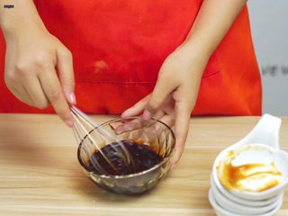 21、必吃的广东小吃——广州肠粉,搅拌均匀