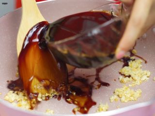 25、必吃的广东小吃——广州肠粉,倒入调好的味汁