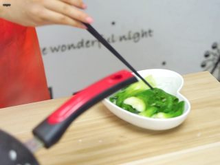 30、必吃的广东小吃——广州肠粉,取出过凉水备用