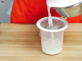 31、必吃的广东小吃——广州肠粉,将搅拌均匀的粉浆过滤