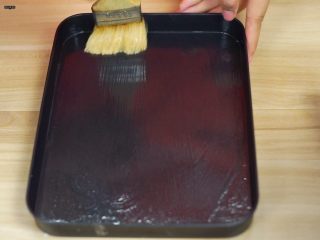 32、必吃的广东小吃——广州肠粉,蒸盘里面刷一层油（家里没有蒸盘，所以我用的烤盘~）