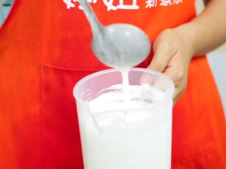 33、必吃的广东小吃——广州肠粉,浇米浆之前，在摇匀一下