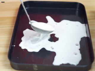 34、必吃的广东小吃——广州肠粉,把米浆倒在蒸盘上（薄薄一层就好）