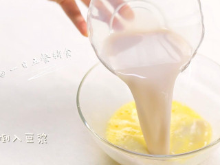 3、鸡蛋豆腐鲜虾羹,和过滤好的豆浆混合，搅拌均匀。我的豆浆有三分之二的黄豆，三分之一的红豆，所以颜色有点灰灰的。