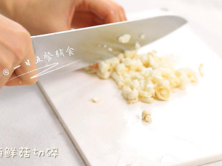 6、鸡蛋豆腐鲜虾羹,海鲜菇切碎。