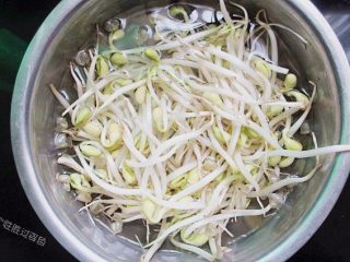 3、麻辣香锅,黄豆芽用水清洗干净