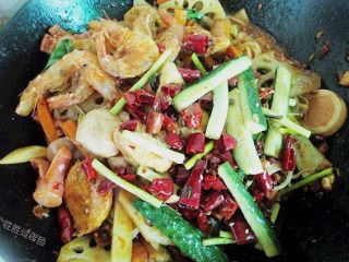 21、麻辣香锅,出锅前放入新鲜的黄瓜条，炒匀出锅