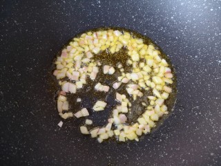 7、西红柿面疙瘩,炒锅内倒适量的食用油烧热，下入洋葱碎炒香。