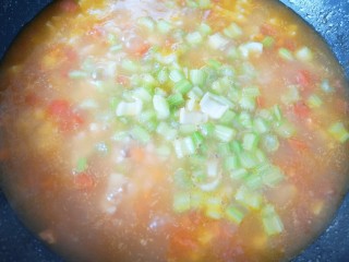 15、西红柿面疙瘩,下入芹菜再次烧开，放鸡精增加口感。