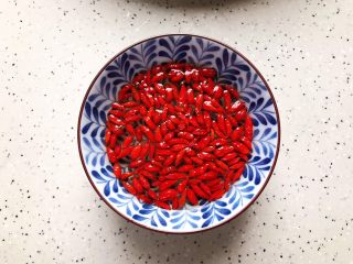 4、姬松茸茶树菇鸡汤,枸杞浸泡的时间不用太久，所以分开浸泡十几分钟就可以了