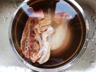 8、姬松茸茶树菇鸡汤,鸡边腿浸泡片刻