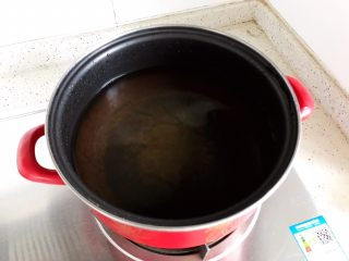 11、姬松茸茶树菇鸡汤,锅内煮适量清水