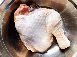 9、姬松茸茶树菇鸡汤,然后洗净，剪去多余的油脂和皮，本人不太喜欢吃鸡皮，所以剪掉的有点多，但是如果你喜欢吃鸡皮那就另做打算吧！