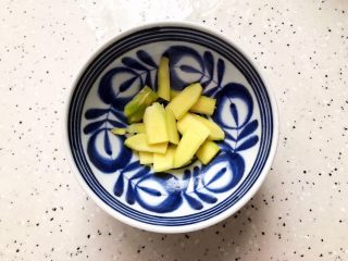 10、姬松茸茶树菇鸡汤,生姜去皮洗净之后切成片