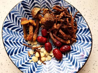 15、姬松茸茶树菇鸡汤,这期间我们把泡软的辅料清洗干净