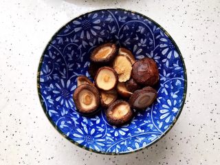 16、姬松茸茶树菇鸡汤,香菇去蒂洗净之后轻轻挤干水分