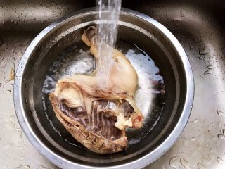 17、姬松茸茶树菇鸡汤,煮好的鸡边腿用流动水冲洗干净