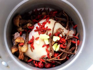 19、姬松茸茶树菇鸡汤,放入全部辅料