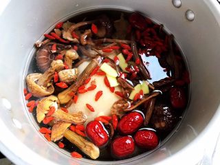 20、姬松茸茶树菇鸡汤,加入适量清水，我加了锅体的二分之一