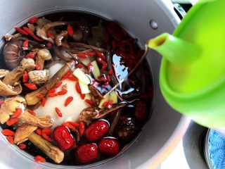 21、姬松茸茶树菇鸡汤,滴几滴料酒