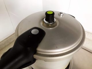 22、姬松茸茶树菇鸡汤,盖上锅盖，大火开煮