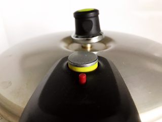 23、姬松茸茶树菇鸡汤,待高压锅气阀上升，转小火继续煮25-30分钟